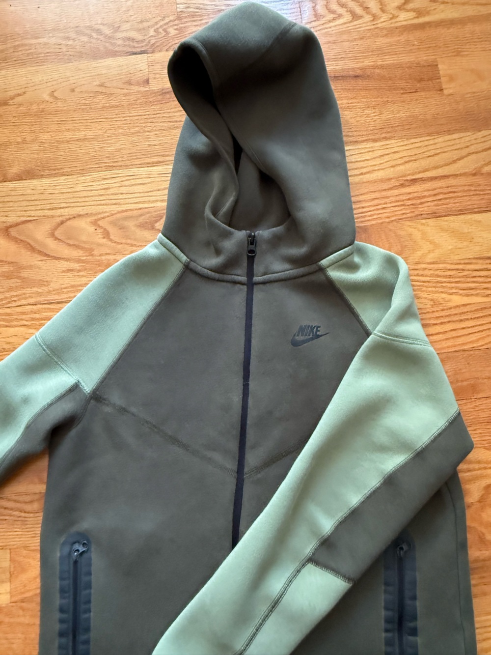 Nike Sportswear Tech Fleece Full-Zip Hoodie in Olive and green, Kids size XL
